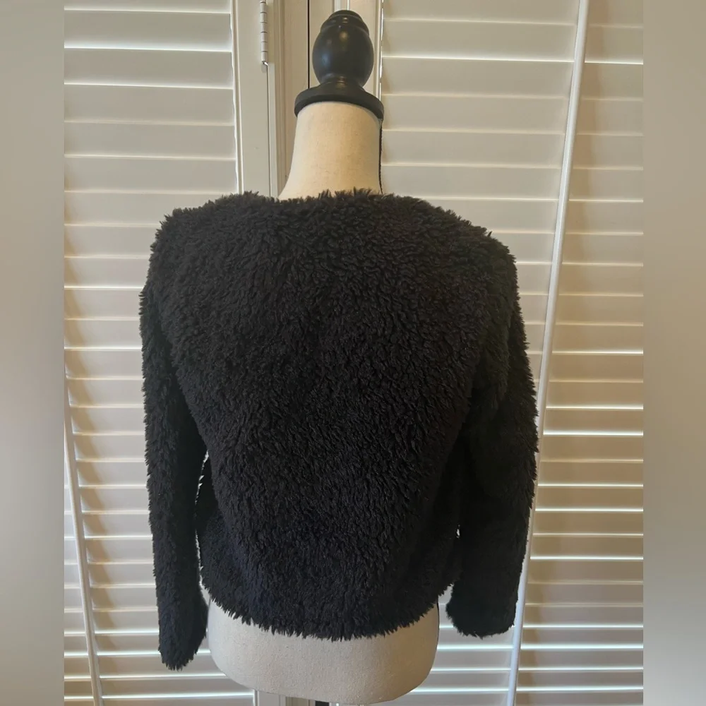 H&M fuzzy little jacket. Light, but fluffy. Slight shimmer in the fabric. - Picture 4 of 4